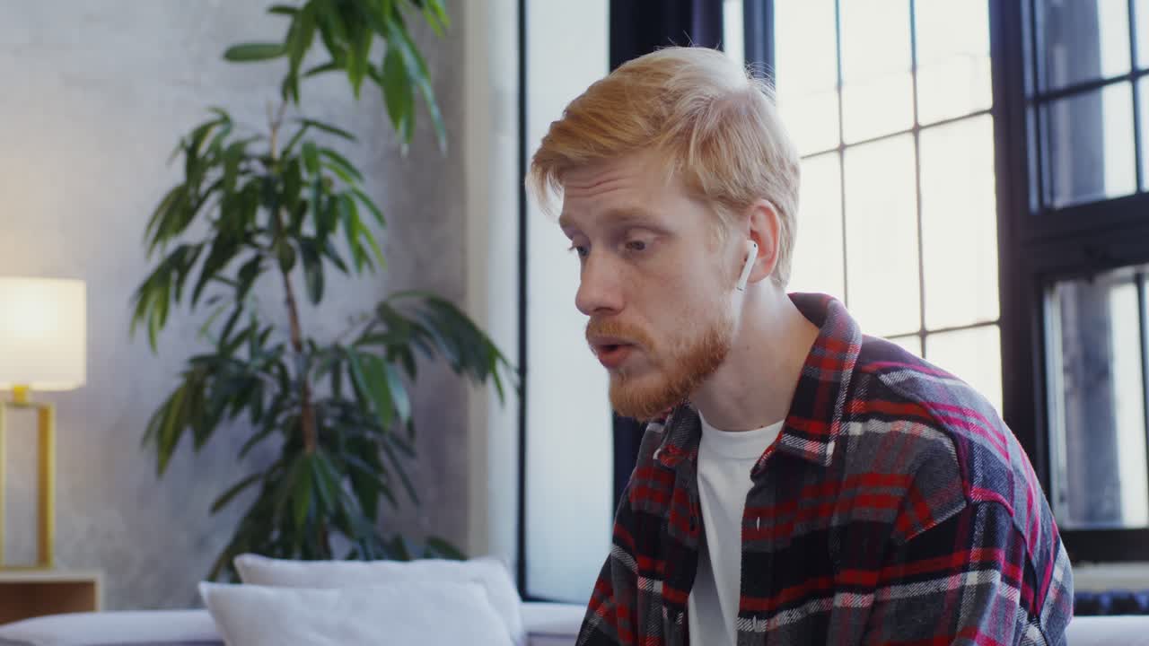 집에서 비디오 통화를 하는 남자