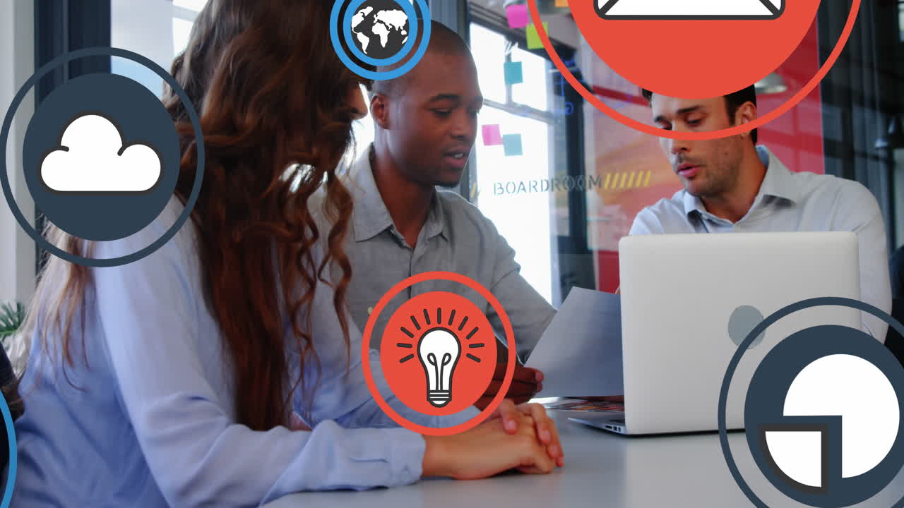 animación de múltiples iconos sobre diversos compañeros de trabajo discutiendo informes en la computadora portátil en la oficina