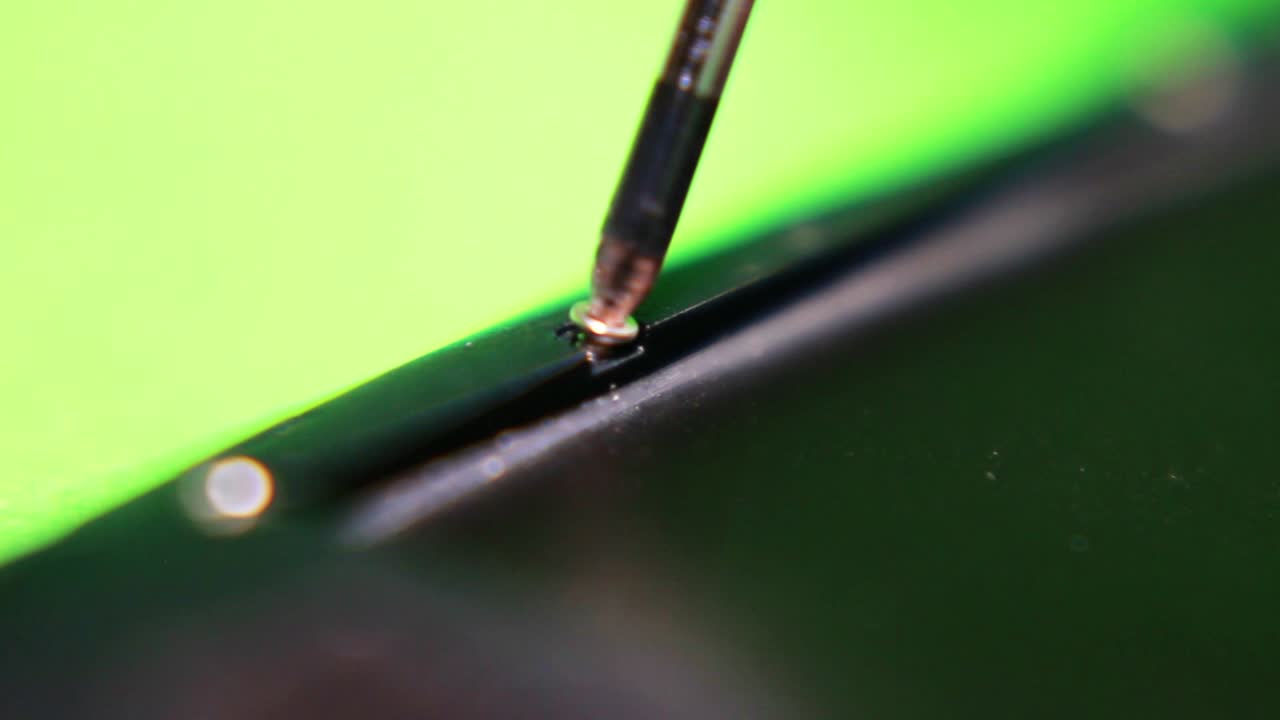 마그네틱 드라이버를 사용하여 스마트폰에서 나사를 푸십시오.