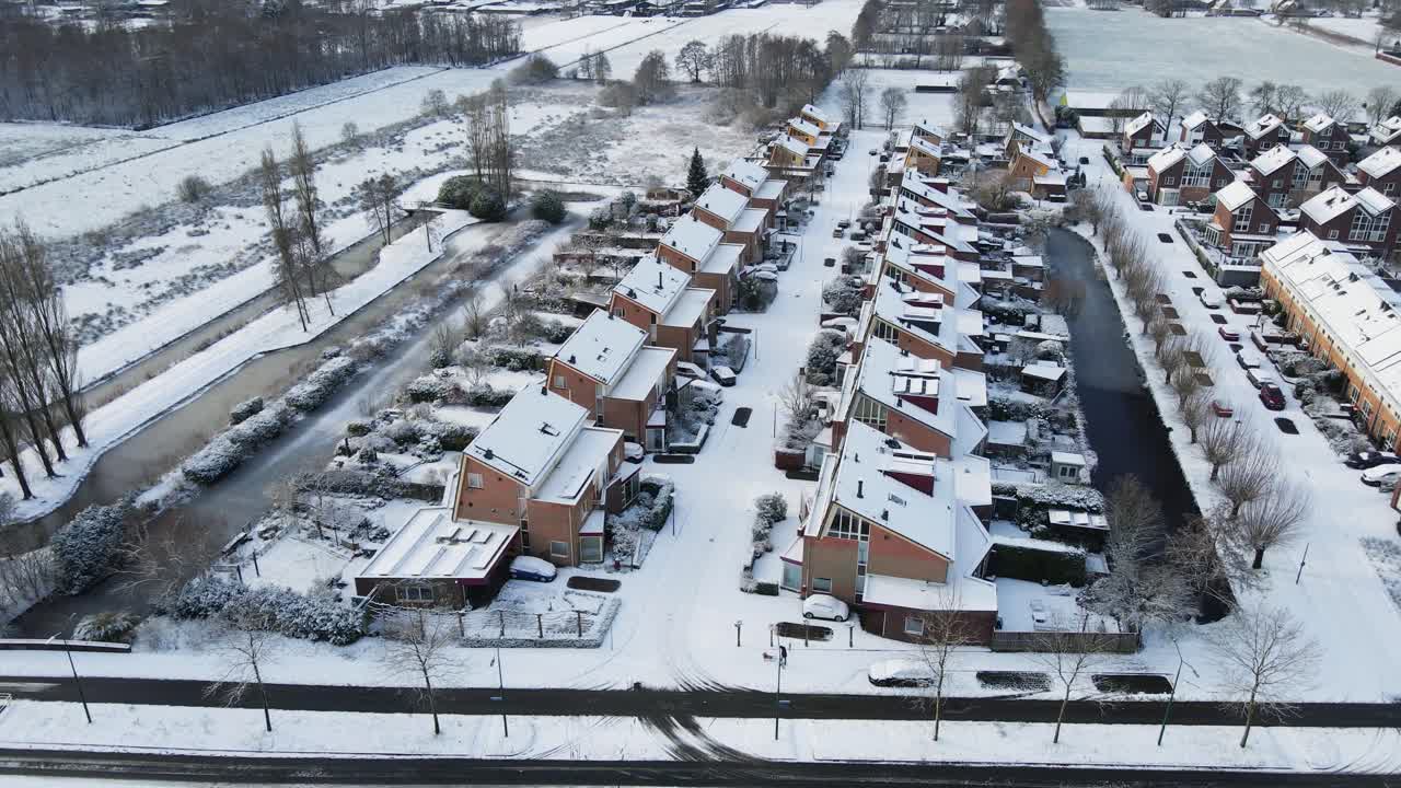 눈으로 인 평화로운 교외 거리의 지브 아래