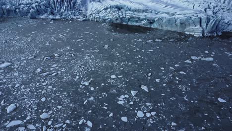 trozos de hielo flotando en el agua de mar en el día de invierno.