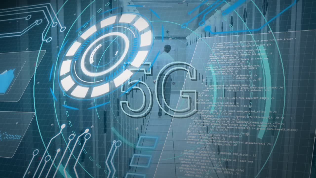 animación de la interfaz digital sobre el trabajador de la sala de servidores caucásico