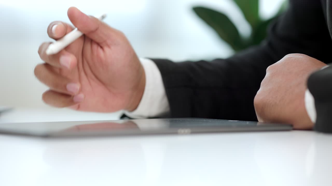 Pengusaha menandatangani kontrak bisnis dengan pena stylus di tablet. Pria menandatangani kontrak di tablet di kantor. Konsep bisnis dan teknologi. Konsep tanda tangan elektronik