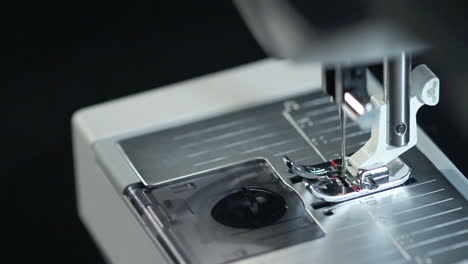 aguja de coser. vista de arriba de la máquina de coser en funcionamiento en cámara lenta
