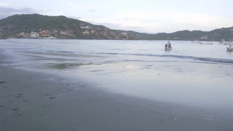 Cierre-De-Lapso-De-Tiempo-De-Botes-De-Pesca-Desde-La-Playa-Principal-En-Zihuatanejo,-México