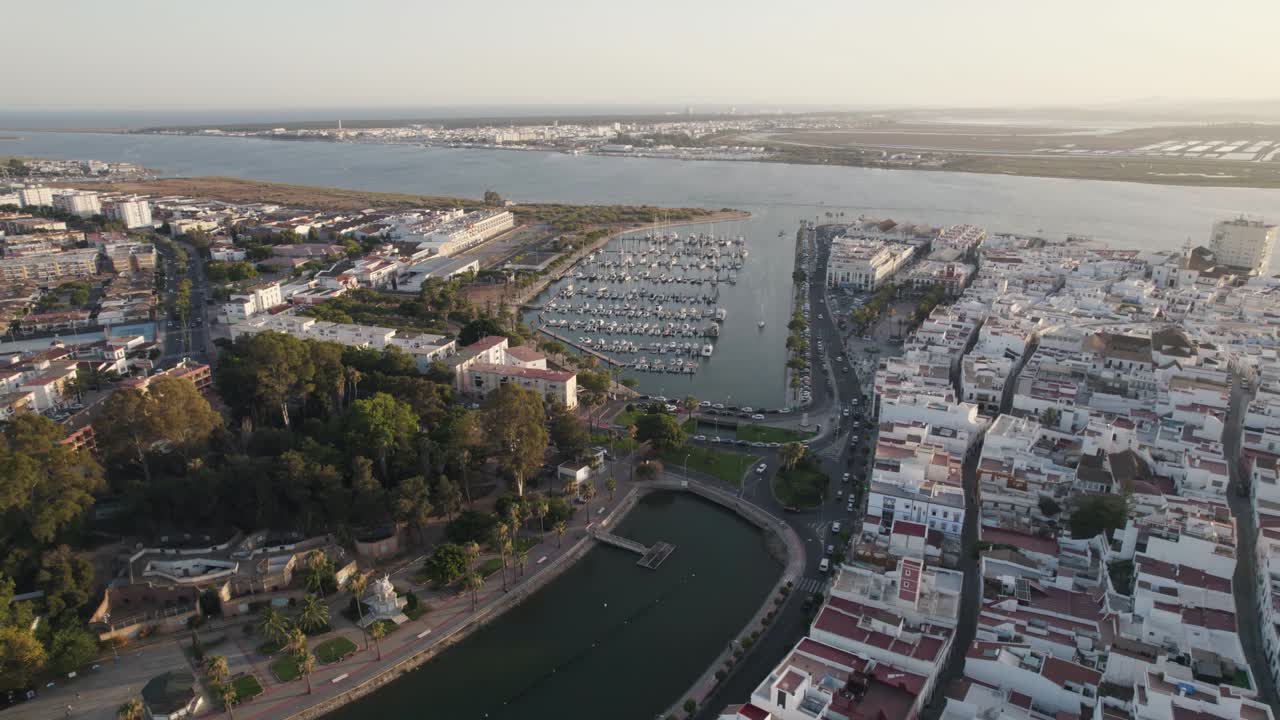 포르투갈을 배경으로 한 공중 회전 아야몬테 도시와 마리나 풍경