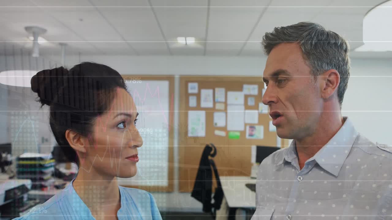 los colegas están interactuando entre sí en la oficina, discutiendo el desarrollo global, los negocios