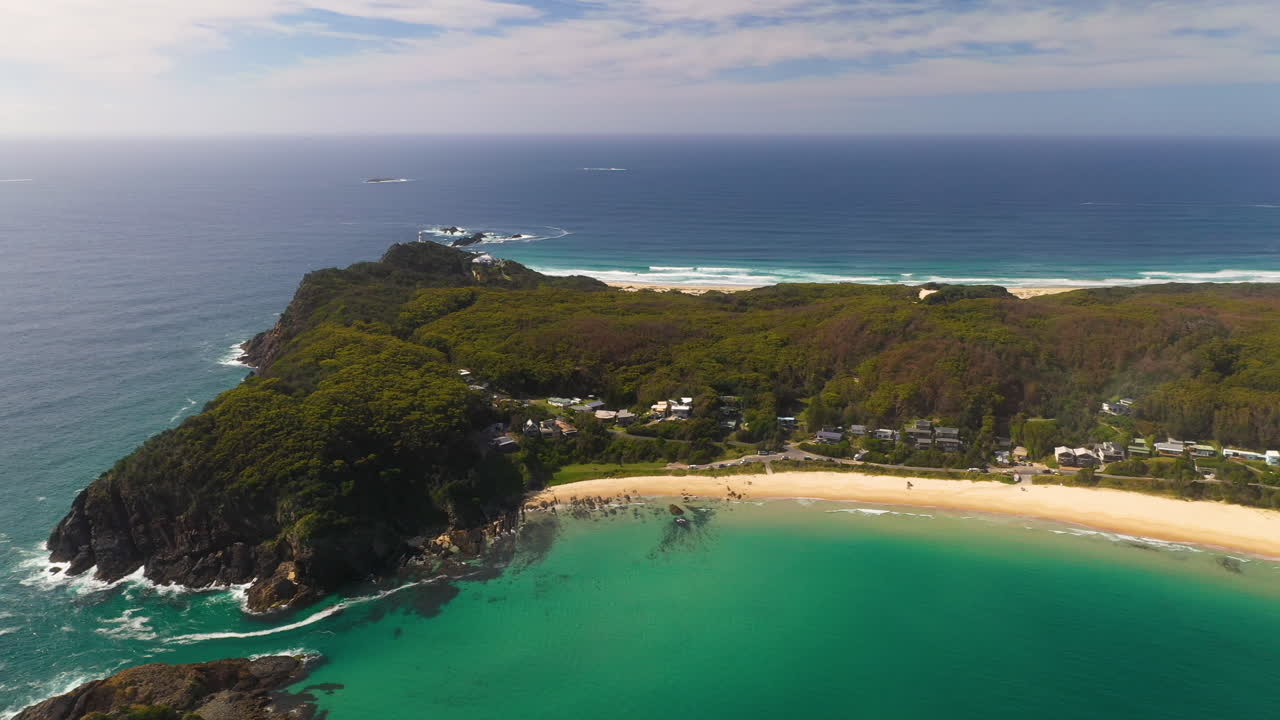 호주 해안선의 인감 바위 보트 해변 위의 항공 영상, 슬라이더 샷