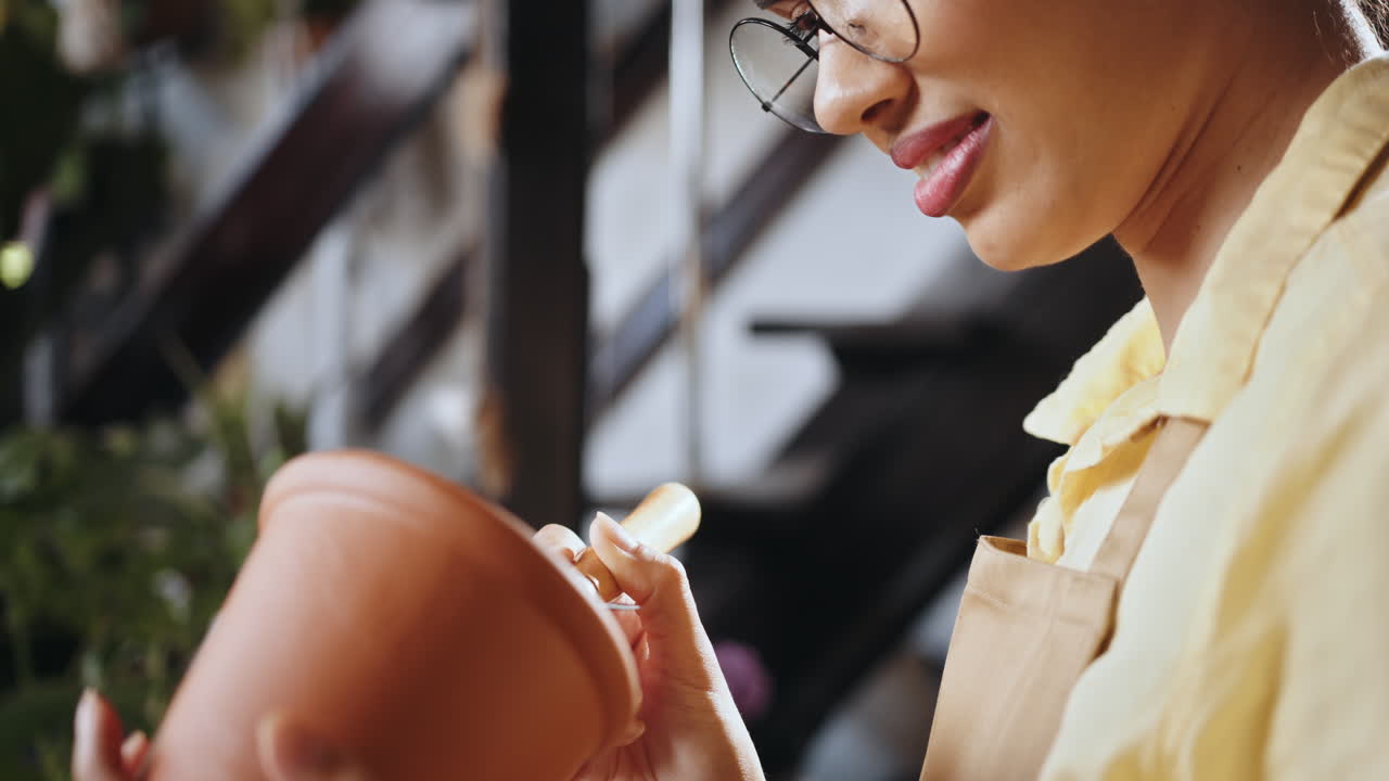 테라코타 식물 비 를 그리는 여자