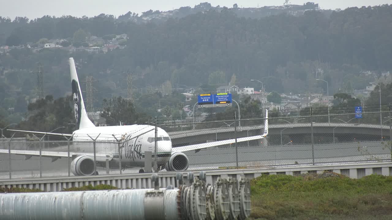 비행기는 활주로에서 출발 준비