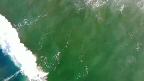 drone aéreo 4k de surfista en olas que acaban con huntington beach, océano pacífico, california