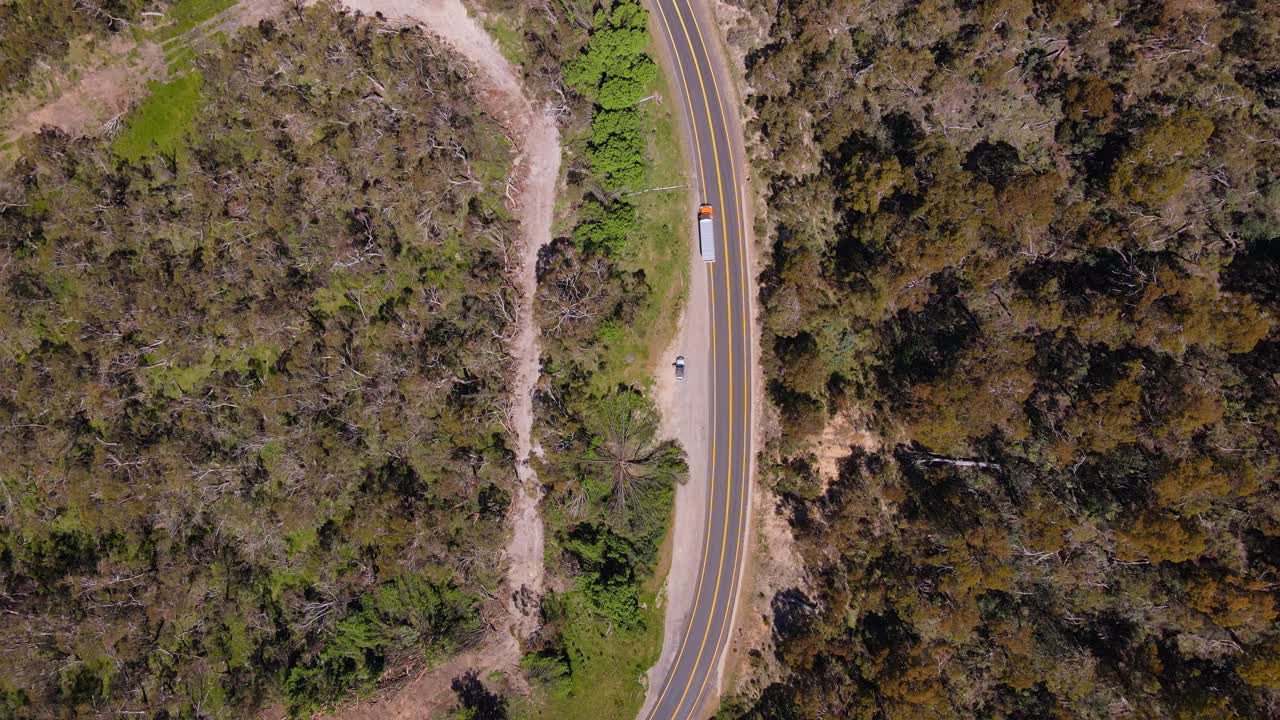 fotografía aérea de arriba hacia abajo de un camión que pasa por una carretera alpina en crackenback, nsw, australia