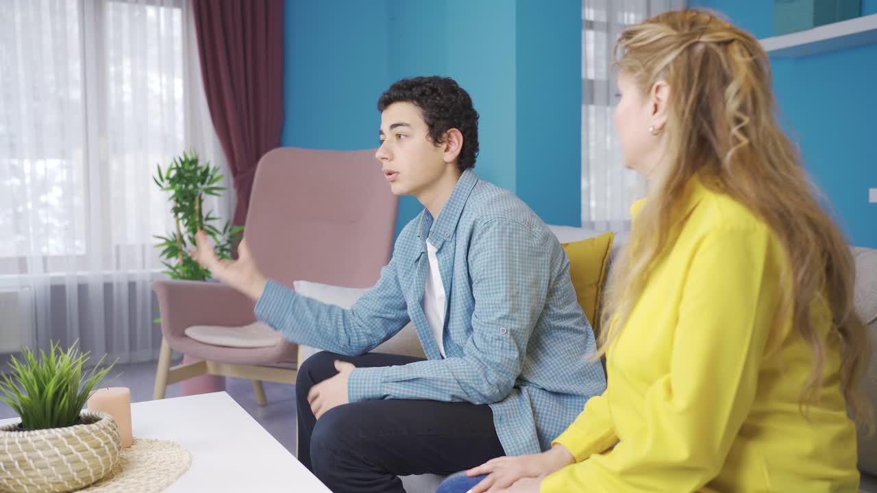 어머니는 우울한 십대 소년을 듣고, 그에게 용기를 줍니다.