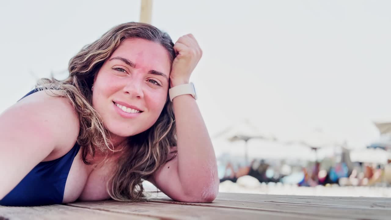 해변에서 편안한 여자