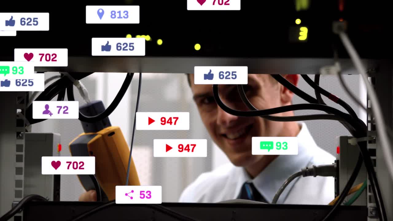 서버 에서 일하는 백인 남성 엔지니어에 대한 여러 소셜 미디어 아이콘의 애니메이션