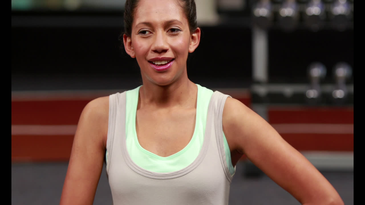 mujer embarazada en el gimnasio