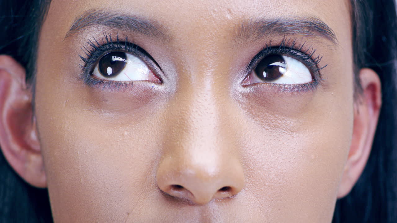 눈에는 많은 비밀이 숨겨져 있습니다.