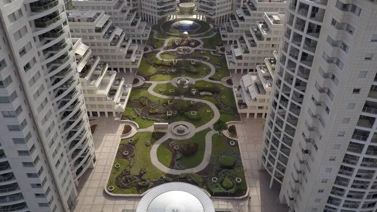 Vista aérea de complejo residencial moderno con exuberante jardín en el patio