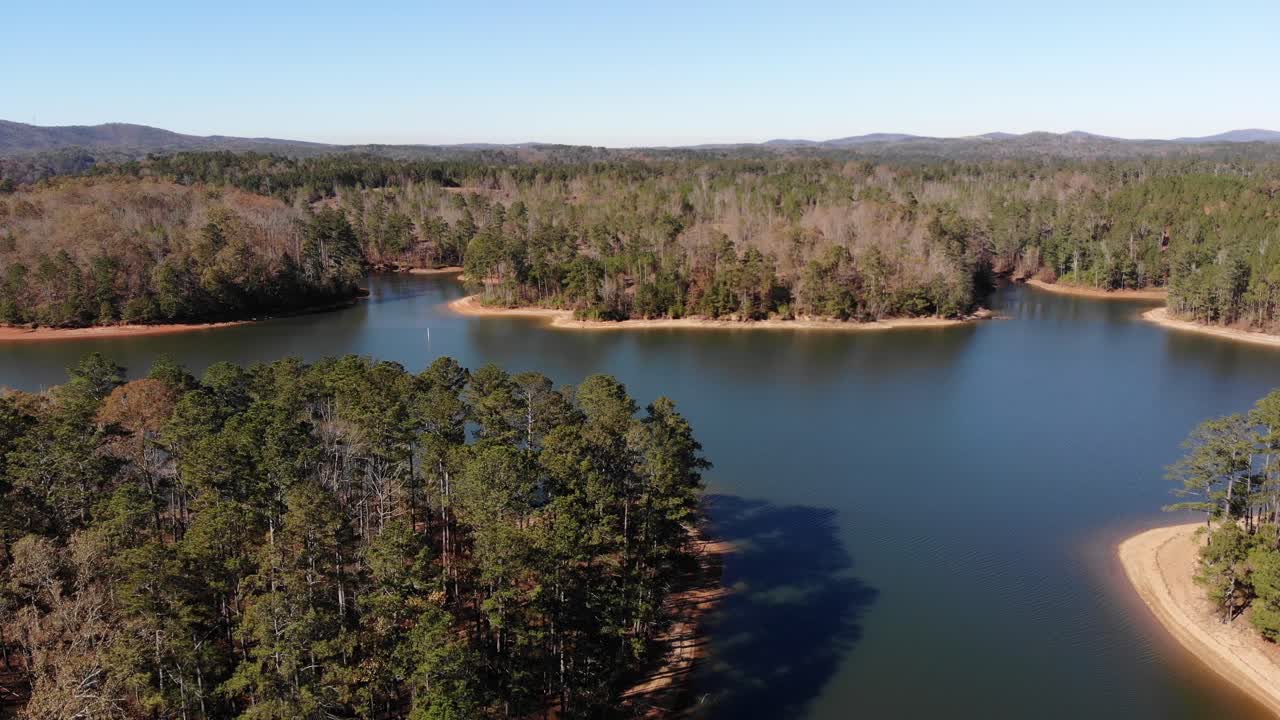 lago allatoona costa bajo nivel de agua georgia drone aéreo inclinación ascendente