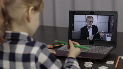 Fernunterricht-Für-Mädchen-Mit-Einem-Lehrer,-Der-Zu-Hause-Einen-Digitalen-Laptop-Verwendet