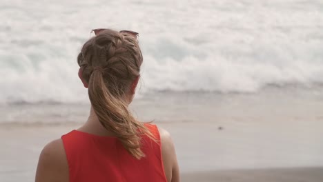 senhora com vista para o mar