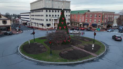 Árbol-De-Navidad-Decorado-En-El-Centro-De-La-Rotonda-Y-El-Tráfico-En-Gettysburg,-Pensilvania---Toma-Aérea-En-órbita