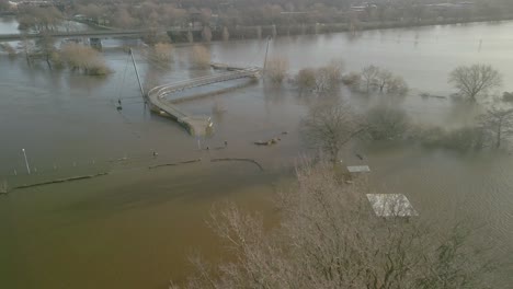 Puente-Peatonal-Y-Ciclista-Sobre-El-Desbordamiento-Del-Río-Ems-Después-De-La-Tormenta-En-Meppen,-Alemania