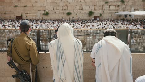 Jüdische-Männer-Beten-Am-Sukkot-Feiertag-An-Der-Westlichen-Klagemauer-In-Jerusalem,-Israel