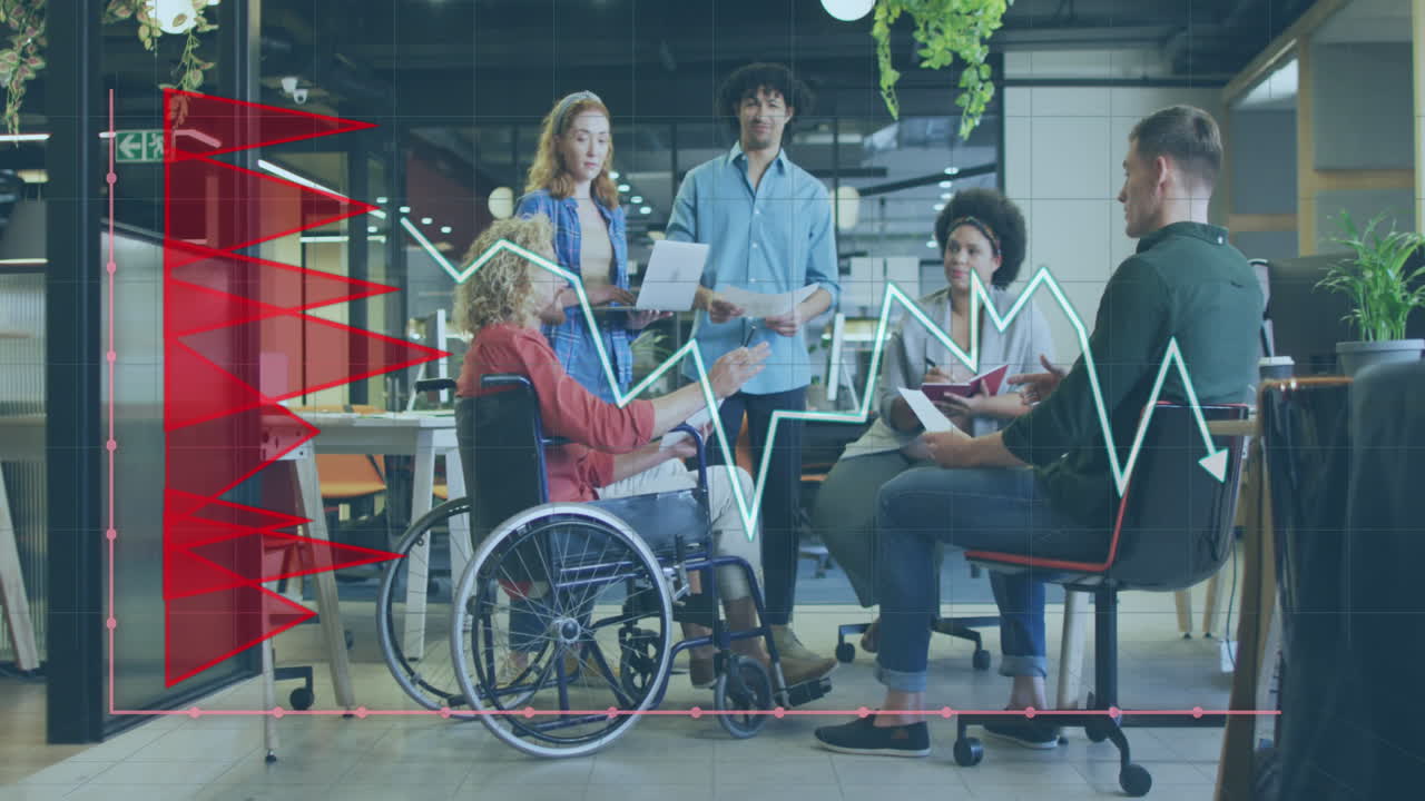 animación del procesamiento de datos financieros sobre diversas personas de negocios que se reúnen en la oficina