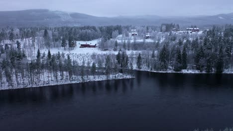 Antena-Delantera-Sobre-El-Lago,-Paisaje-Nevado,-Osterdalalven,-Suecia