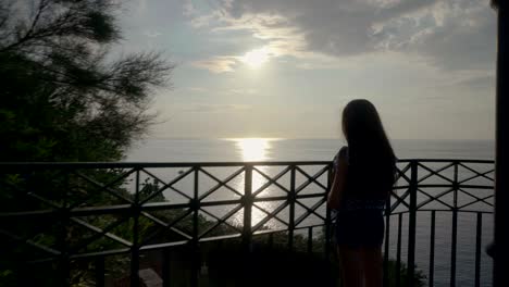 la niña mira el atardecer en el mar, italia, mirador, calabria, verano, tropea
