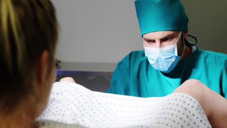 Médico-Examinando-A-La-Mujer-Embarazada-Durante-El-Parto