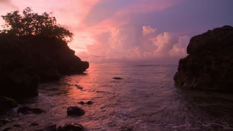 tramonto di bali: cieli dorati sul paradiso tropicale