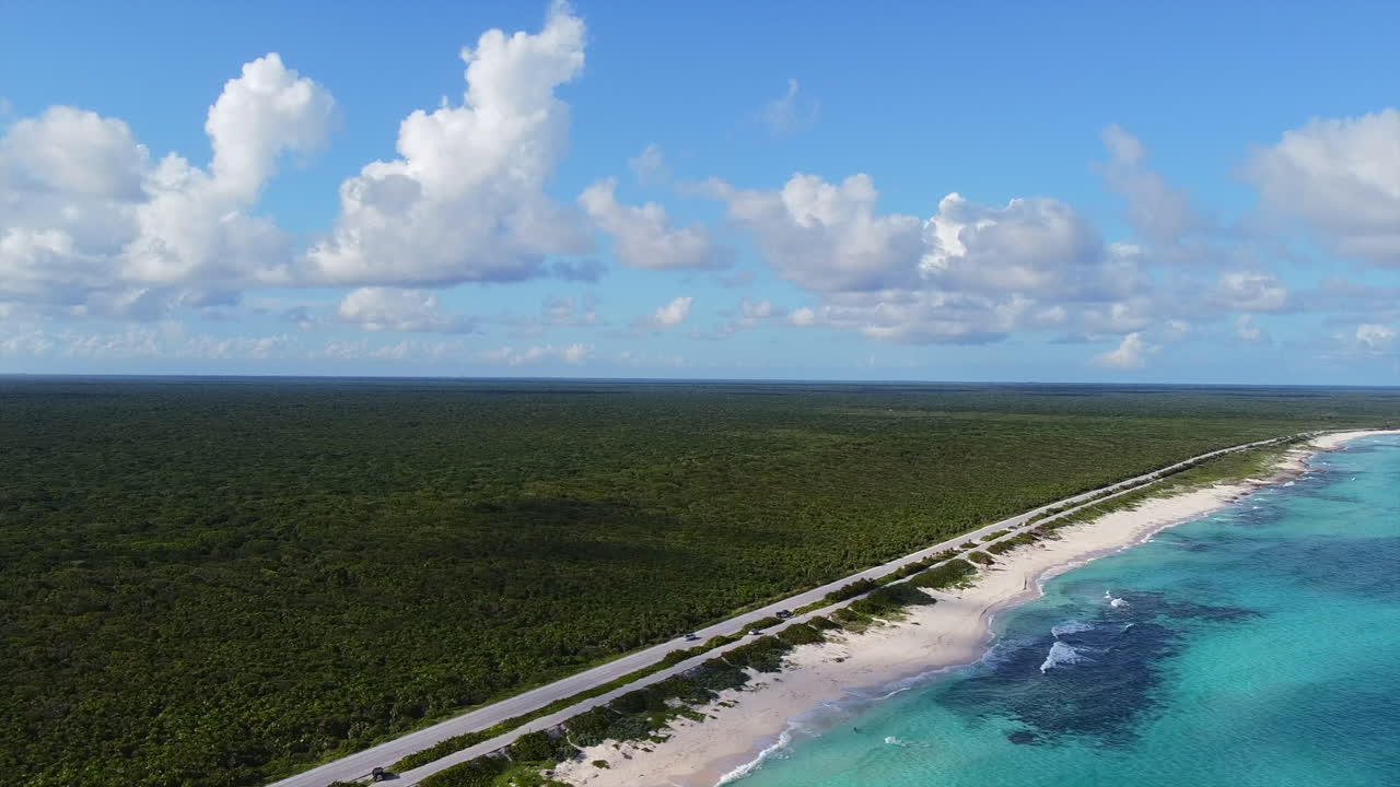 화창한 여름날 청록색 물로 멕시코 코주멜 열대 섬 해변의 해안선 옆 도로에서 운전하는 차량의 공중