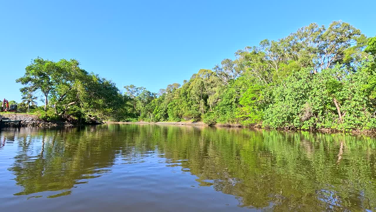 울창한 초록색을 가로질러 평화로운 강 항해