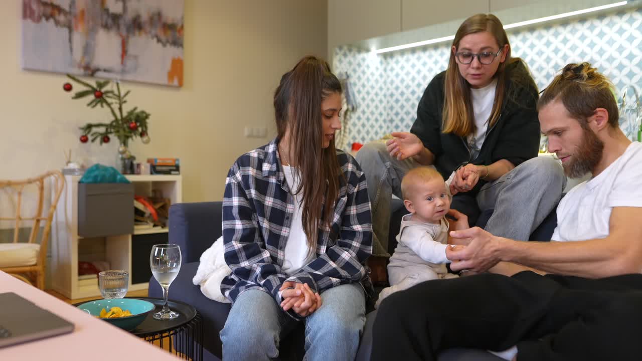 reunión familiar en el hogar