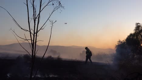 Un-Bombero-Solitario-Limpia-Durante-El-Desastre-De-Incendios-Forestales-Easy-Fire-En-Las-Colinas-Cerca-De-Simi-Valley,-En-El-Sur-De-California