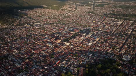 Disparo-De-Dron:-órbita-Desde-Gran-Altitud-A-Baja-Altitud-En-La-Plaza-Uruapan-Michoacán