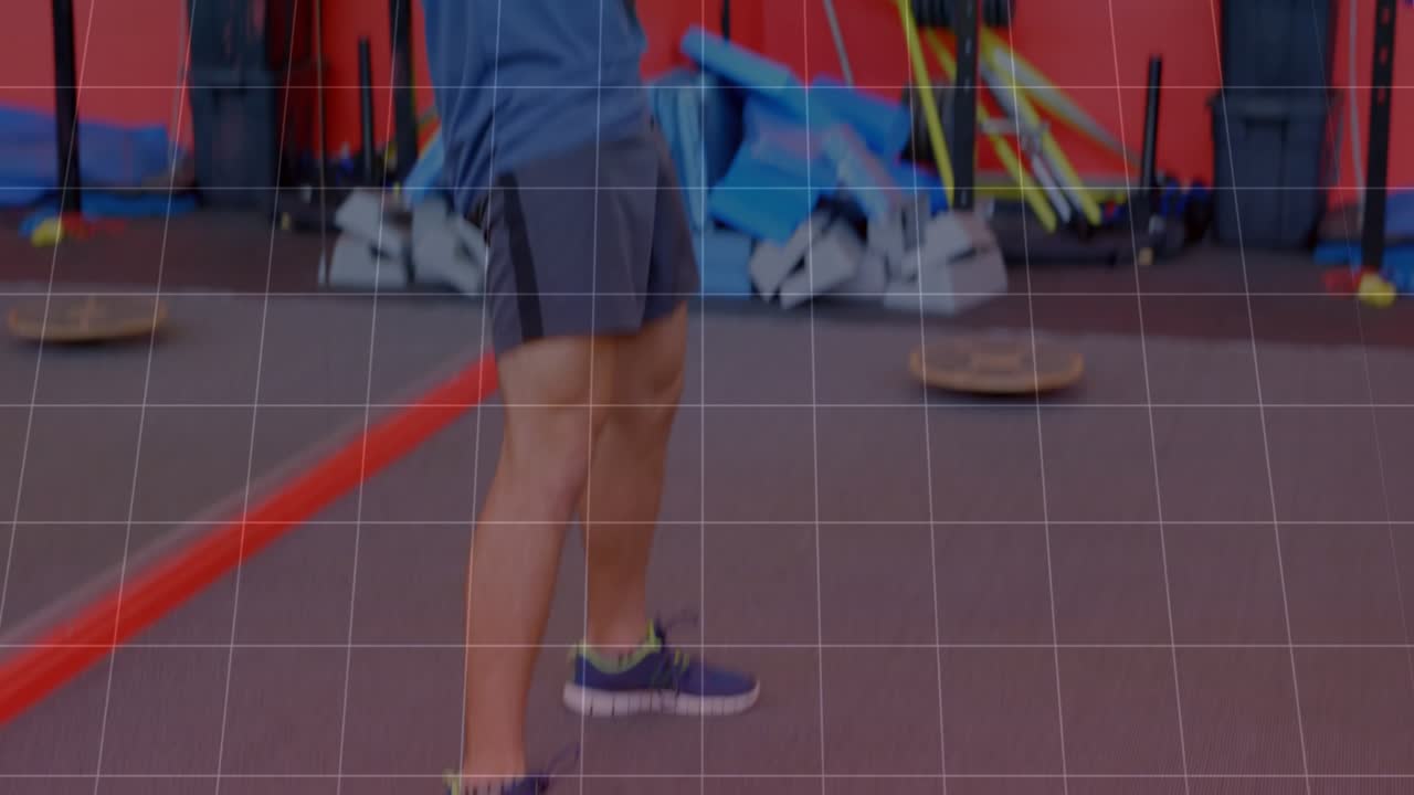 Allenatore che tocca il timer, uomini che eseguono swing con kettlebell per il condizionamento, sovrapposizione di un grafico rosso per monitorare le ripetizioni