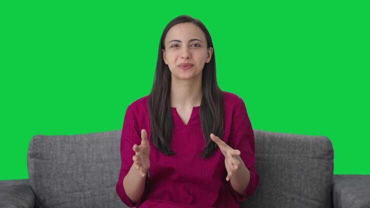 mujer india feliz hablando con alguien pantalla verde