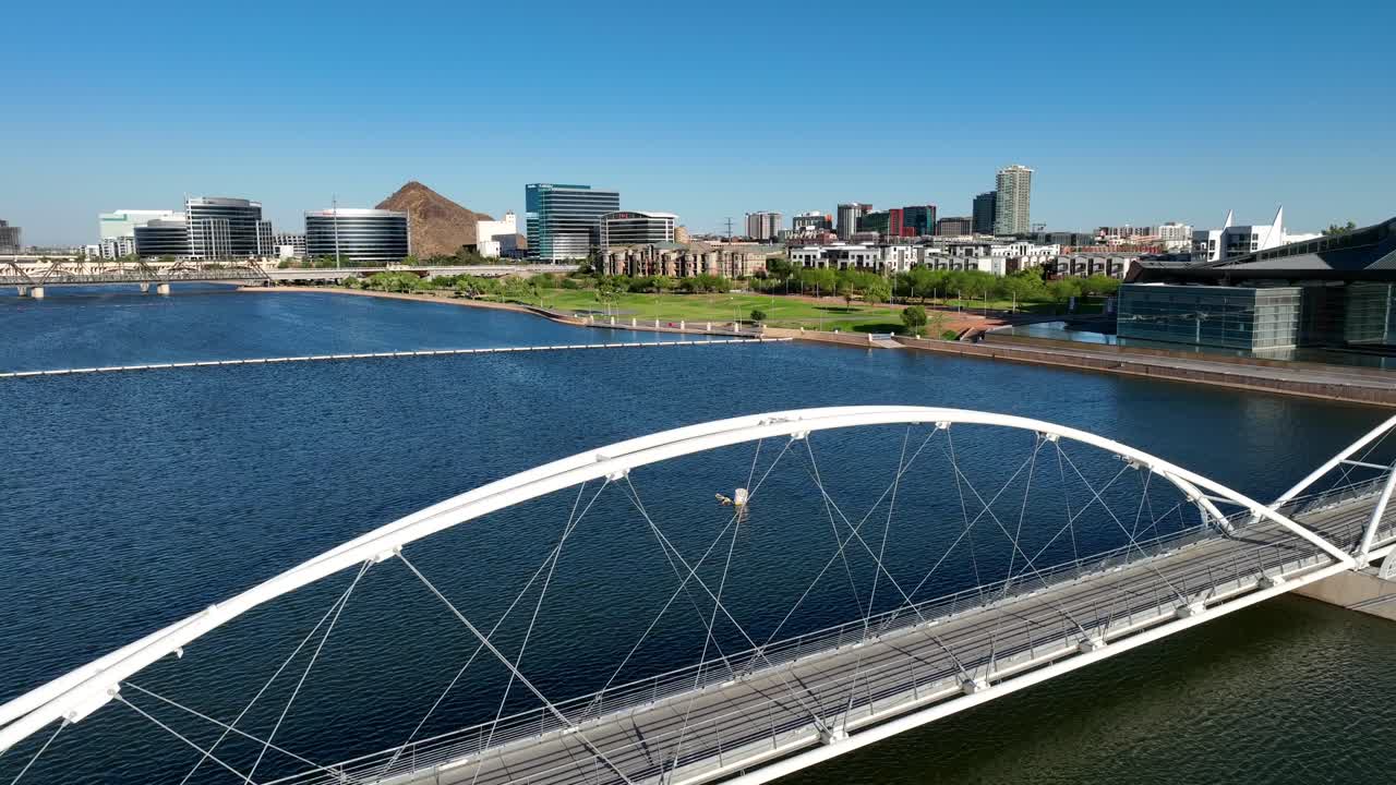 템페 타운 호수 (tempe town lake) 를 가로지르는 보행자 다리