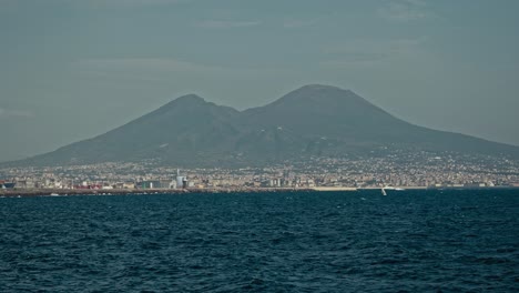 Monte-Vesubio-Sobre-El-Paisaje-Urbano-De-Nápoles,-Italia