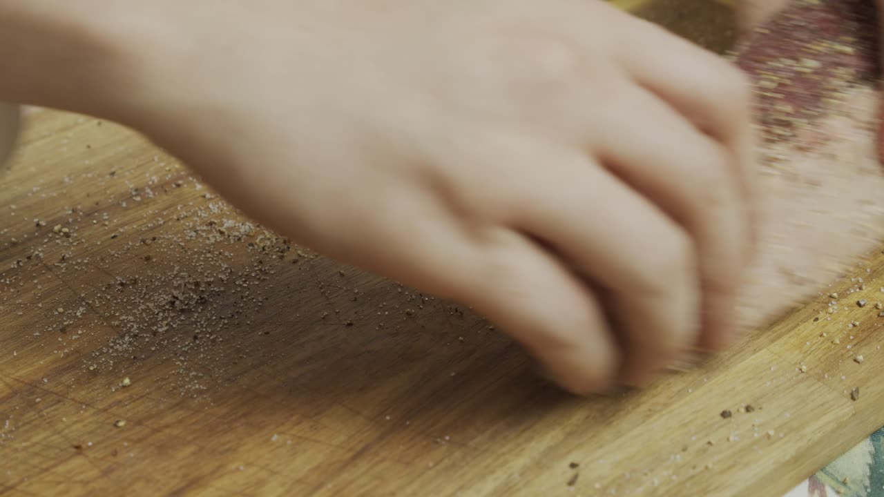 커팅 보드에 고기 스테이크에 향신료를 추가