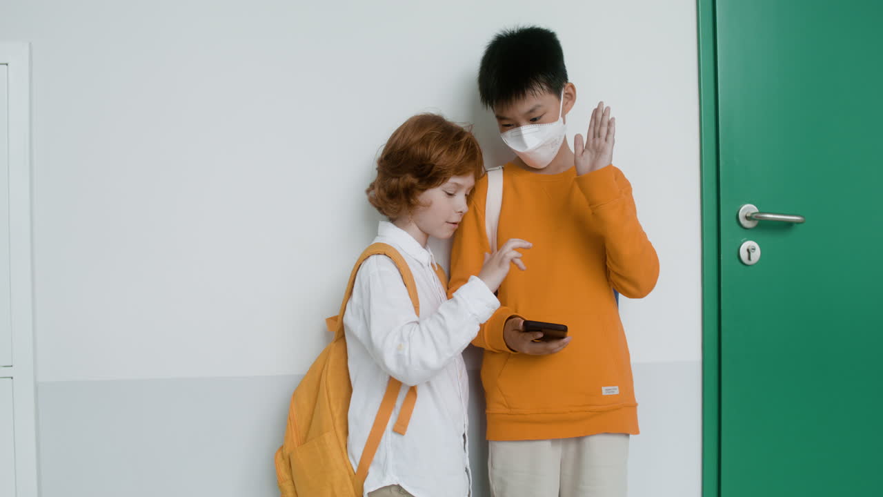 하이파이브를 하는 학생들.