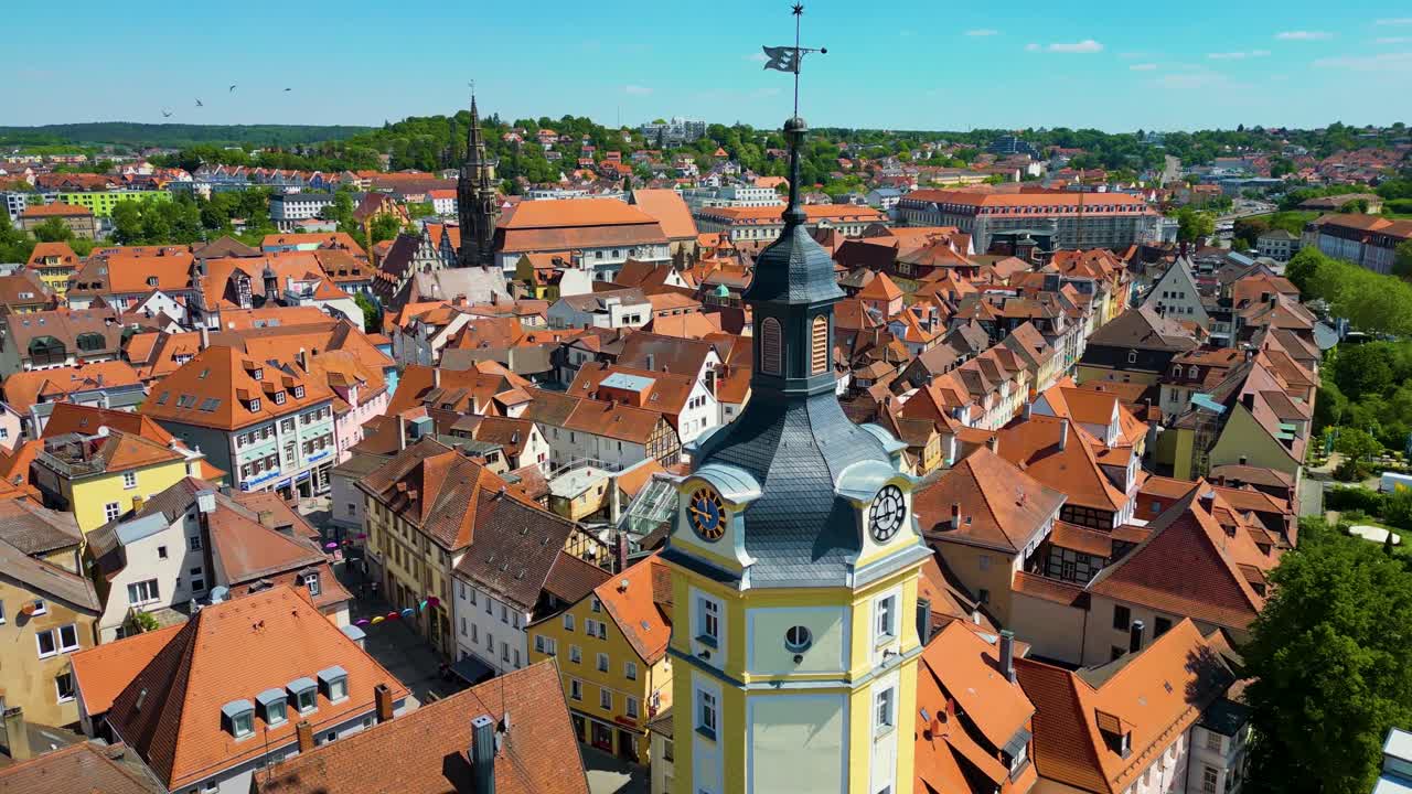 Video aereo 4K con drone della storica Torre dell'Orologio di Herrieder nella zona del centro storico di Ansbach, Germania