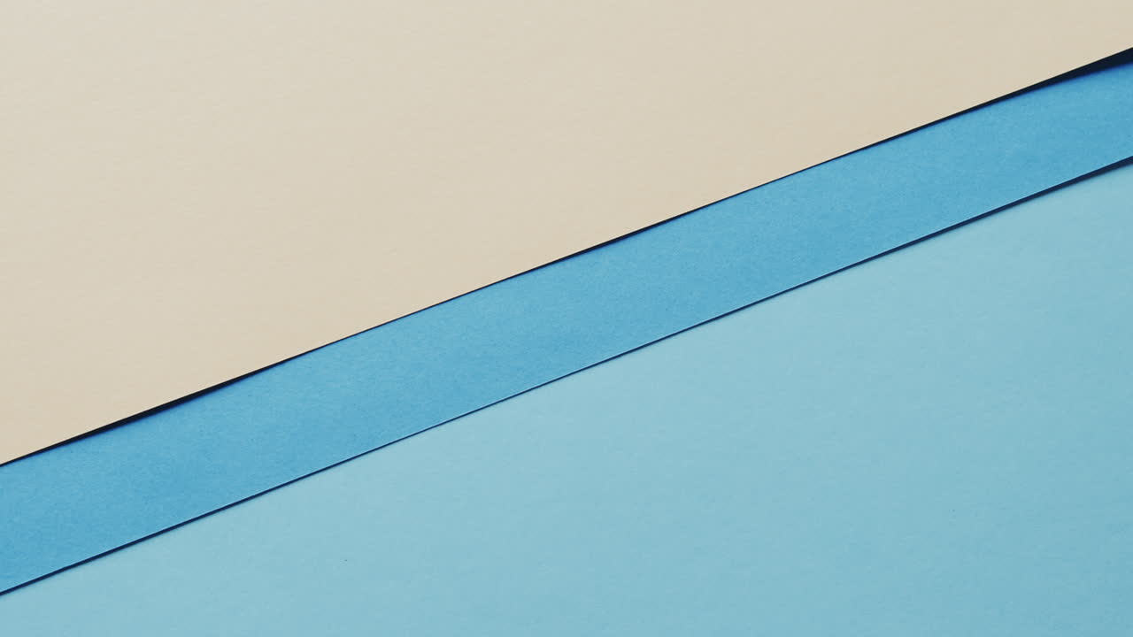 primer plano de tarjetas en blanco y azules con espacio de copia en cámara lenta