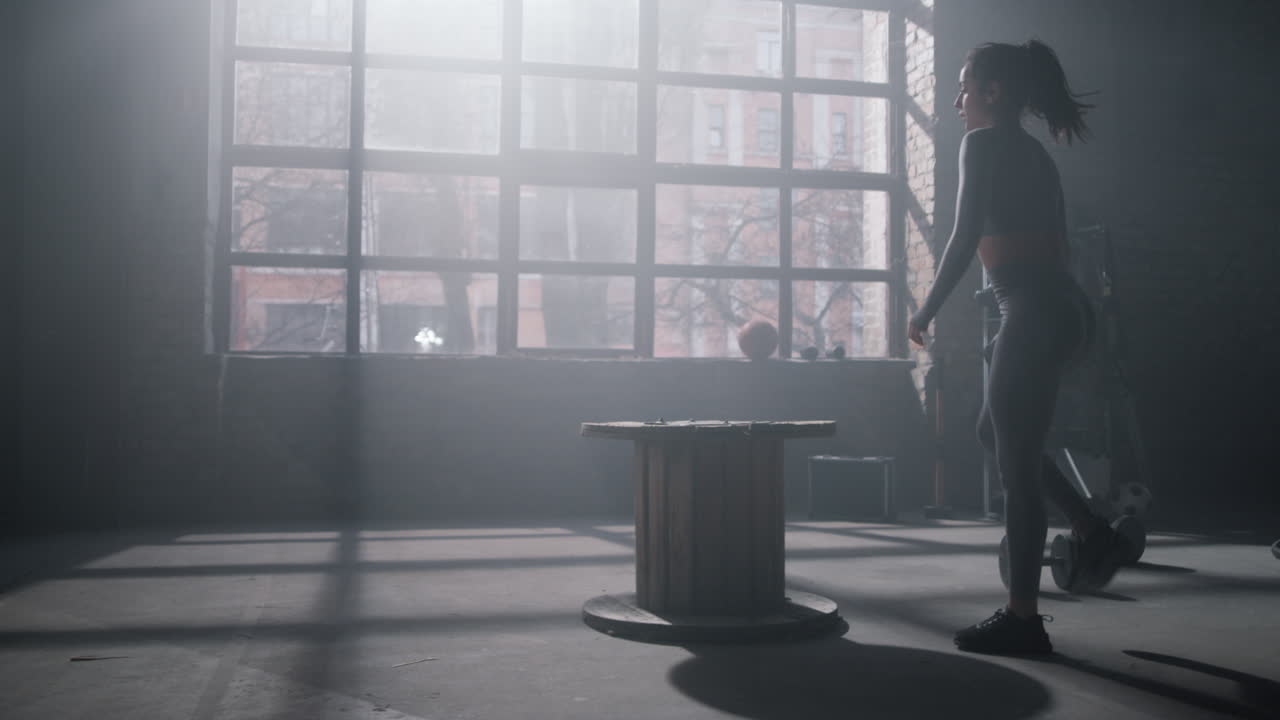 훈련 을 위해 나무 상자 를 사용하는 여자. 상자 점프 운동 을 하는 소녀