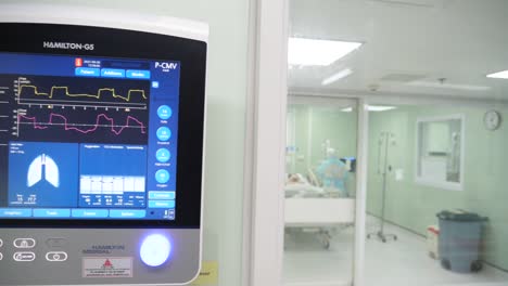 imágenes de primer plano de pantallas de monitores que muestran las condiciones de salud de los pacientes infectados con covid-19