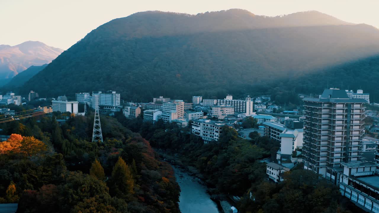 Hermosa puesta de sol sobre el lago