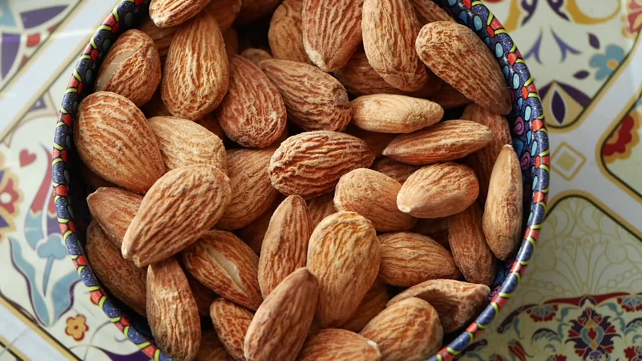 Una ciotola di mandorle